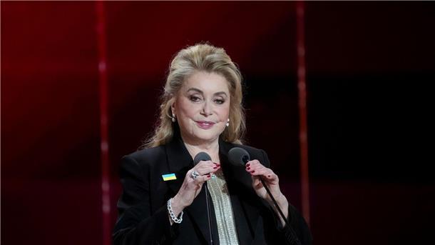 „Funny Birds - Das Gelbe vom Ei“: Mit Herz, Witz und Hühnern Catherine Deneuve ist im Film als kiffende Großmutter zu sehen (Archivbild).