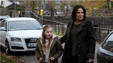 Cathrin Blake (Désirée Nosbusch, r) mit Maisie, der Tochter ihrer Patientin (Molly McCann), in einer Szene des Films  „Der Irland-Krimi: Familienbande“.