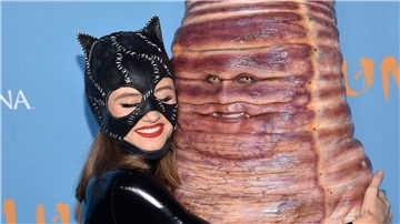 Catwoman und der Wurm: Heidi Klum wird von ihrer Tochter Leni umarmt.