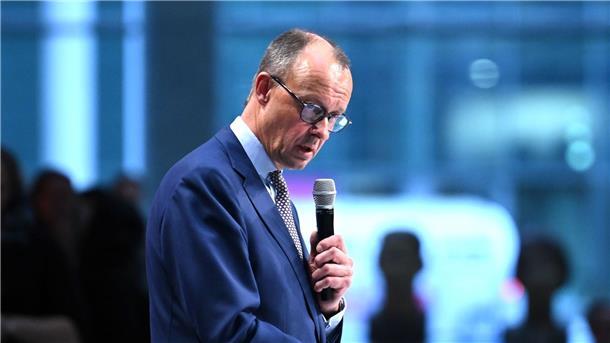 Merz bietet Zusammenarbeit bei Migrationsproblemen an CDU-Chef Friedrich Merz spricht beim Kommunalgipfel der Unionsfraktion.