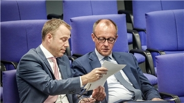CDU-Generalsekretär Mario Czaja unterhält sich mit Friedrich Merz (r), CDU-Bundesvorsitzender und Unionsfraktionsvorsitzender.