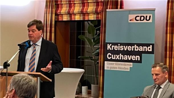 CDU-Kreisverband Cuxhaven: Nach der Bundestagswahl noch in Feierlaune CDU-Kreisvorsitzender Enak Ferlemann spricht beim Kreisparteitag im Gasthof Büttelmann in Beverstedt.