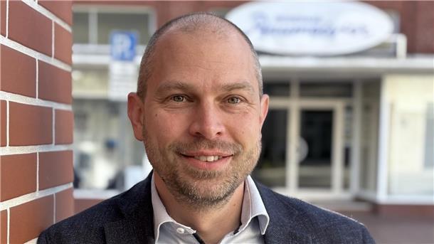 „Menschen wollen funktionierenden Staat“: CDU fordert frischen Wind in Niedersachsen Ein Mann lächelt in die Kamera. CDU-Landtagsabgeordnete Eike Holsten wünscht sich Neuwahlen in Niedersachsen. Die SPD habe ihr Versprechen gebrochen.