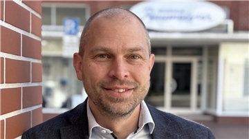 Ein Mann lächelt in die Kamera. CDU-Landtagsabgeordnete Eike Holsten wünscht sich Neuwahlen in Niedersachsen. Die SPD habe ihr Versprechen gebrochen.
