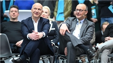 CDU-Spitzenkandidat Kai Wegner (l) bekommt im Wahlkampf-Endspurt Unterstützung von Parteichef Friedrich Merz.