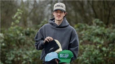 Cedric Schiemenz, Neuzugang der Fischtown Pinguins hat neben Eishockey eine weitere Leidenschaft und hat sein eigenes Modelabel gegründet.