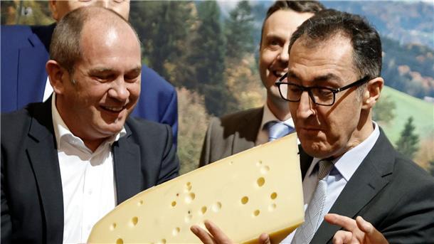 Grüne Woche gestartet - Wut der Landwirte hält an Cem Özdemir (Bündnis 90/Die Grünen) bei seinem Eröffnungsrundgang über das Messegelände der Grünen Woche.
