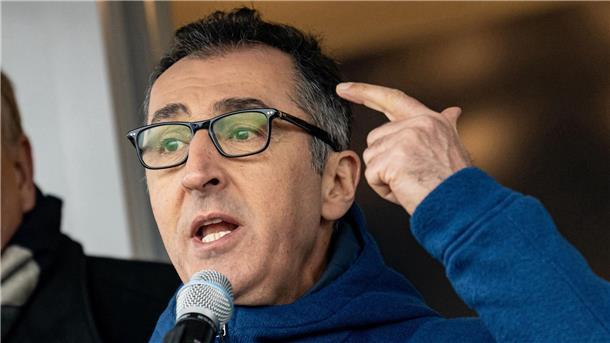 Bauern mit Wut und Traktoren gegen Aus für Agrardiesel Cem Özdemir (Bündnis 90/Die Grünen), Bundesminister für Ernährung und Landwirtschaft, nimmt an einer Demonstration des Deutschen Bauernverbandes unter dem Motto „Zu viel ist zu viel! Jetzt ist Schluss!“ vor dem Brandenburger Tor teil.