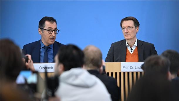 „Fünf Stecklinge“ - Ampel macht ernst bei Cannabis Cem Özdemir (l) und Karl Lauterbach stellen in Berlin die Gesetzespläne für den Konsum und Verkauf von Cannabis vor.