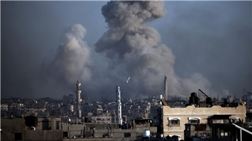 Chan Junis  wird von israelischen Bombardierungen getroffen.