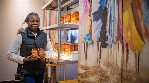 Diese Läden bleiben bis Ende Juni in Bremerhavens ehemaliger Karstadt-Passage Charity Young bietet ihre nigerianischen Spezialitäten in der ehemaligen Karstadt-Passage an.