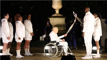 Charles Coste (M), der älteste Olympiasieger der Welt, ist im Alter von 101 Jahren gestorben.