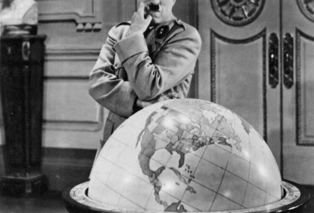 Wagner-Musik lässt Filme flirren Charlie Chaplin beäugt in der Rolle des Adenoid Hynkel in der Hitler-Persiflage „Der große Diktator“ von 1940 mit irrem Blick eine Weltkugel. Die Szene, in der er mit dem Globus verspielt tanzt, ist mit Wagner-Musik unterlegt. (Archivbild)