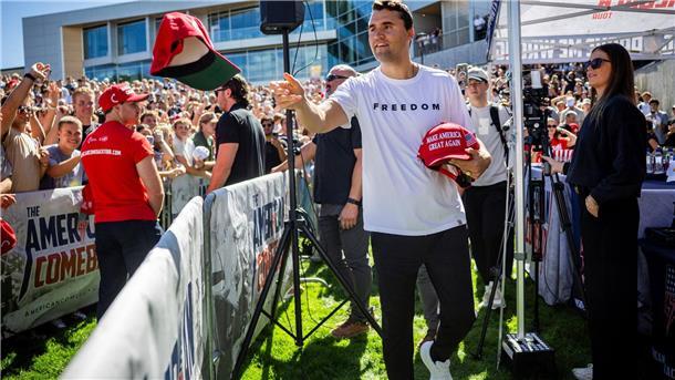 „Politisches Attentat“: Einflussreicher Trump-Anhänger tot Charlie Kirk verteilte auf dem Campus im Utah Kappen mit der Aufschrift der Trump-Bewegung „Make America Great Again“.