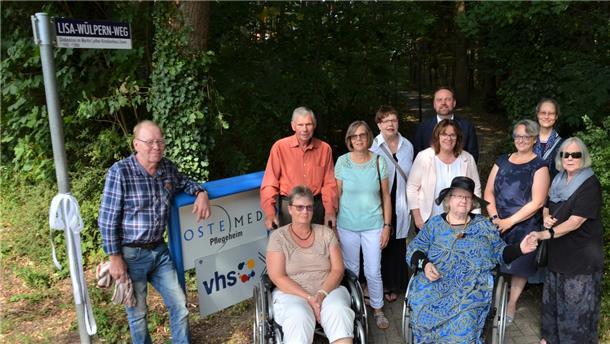 Charlotte Naerger (mit Hut) hat zusammen mit Verwandten Lisa Wülperns und Vertretern der Ostemed symbolisch den neu benannten Weg am ehemaligen Martin-Luther-Krankenhaus freigegeben. Der heißt nun Lisa-Wülpern-Weg.
