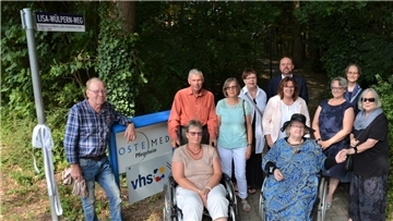 Charlotte Naerger (mit Hut) hat zusammen mit Verwandten Lisa Wülperns und Vertretern der Ostemed symbolisch den neu benannten Weg am ehemaligen Martin-Luther-Krankenhaus freigegeben. Der heißt nun Lisa-Wülpern-Weg.