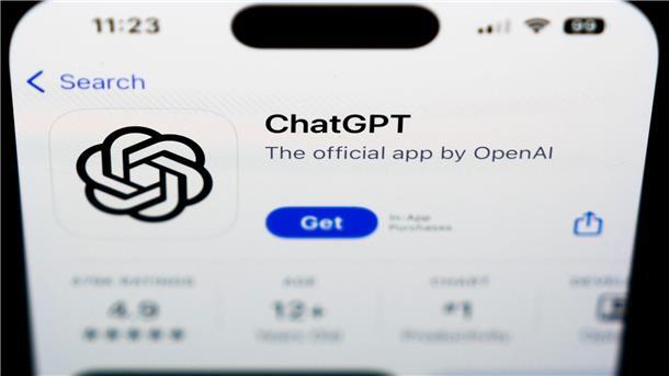 Neues ChatGPT führt Unterhaltungen - und singt ChatGPT-App auf einem Smartphone. Die Software kann jetzt mit den Benutzern sprachlich interagieren.