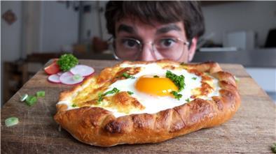Chatschapuri ist eine georgische Spezialität und besteht hauptsächlich aus Käse, Käse und Käse.