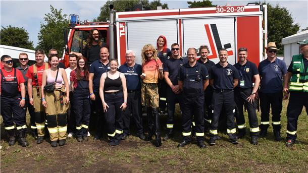 Tokio Hotel besucht auf dem Deichbrand 2024 die Feuerwehr aus dem Cuxland Cheeeeeese! Einmal lächeln bitte!