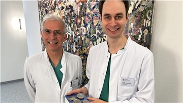 Chefarzt Priv.-Doz. Dr. Korff Krause (links) mit Oberarzt Dr. Stefan Zarsteck und einem Teil der Herzschrittmacher, die gespendet werden.