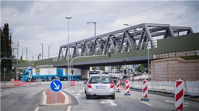 Cherbourger Straße/Langener Landstraße: Einspurig fließt der Verkehr etwas langsamer als üblich zwischen Bremerhaven Innenstadt Richtung Langen und in umgekehrter Richtung.
