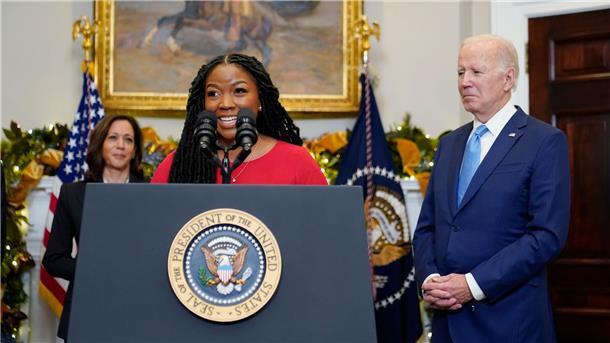 Cherelle Griner, die Frau von Brittney Griner, spricht im Roosevelt Room des Weißen Hauses in Washington.