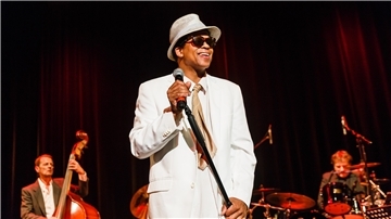 „Chili“ Willie Kimbrough, US-amerikanischer Sänger, singt Songs von Elvis Presley.