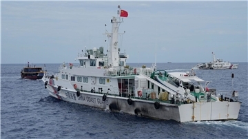 China und die Philippinen haben nicht zum ersten Mal Ärger: Ein Schiff der chinesischen Küstenwache versucht hier im August, einem philippinischen Versorgungsschiff (l) den Weg zu versperren.