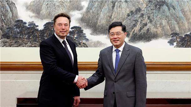 China bereitet Musk großen Empfang: „Großer Bruder Ma“ Chinas Außenminister Qin Gang (r) und Tech-Milliardär Elon Musk führten gemeinsame Gespräche.