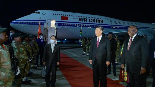 Brics-Gruppe will mehr Gewicht in der Welt  Chinas Präsident Xi Jinping wird von Südafrikas Präsident Cyril Ramaphosa bei seiner Ankunft am OR Tambo International Airport in Johannesburg begrüßt.