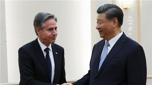 Chinas Staats- und Parteichef Xi Jinping begrüßt US-Außenminister Antony Blinken.