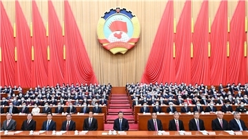 Chinas Staats- und Parteichef Xi Jinping (M) nimmt an der Abschlusssitzung teil.