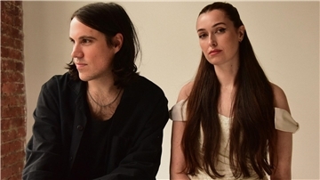 Chöre, Synthesizer und prägnanter Bass - so klingen die Songs auf dem neuen Album des US-amerikanischen Indie-Pop-Duos Cults. 
