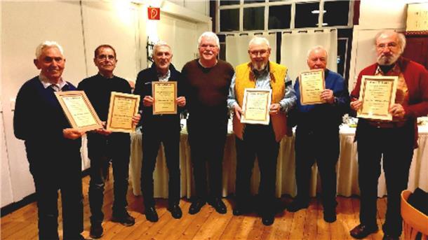 Chor-Chef Enno Rennies (Mitte) zeichnete Reinhardt Schmitt, Christoph Tatzen, Heinz Goretzki, Heinrich Janssen, Arno Plagge und Wolfgang Elsen (von links) aus.