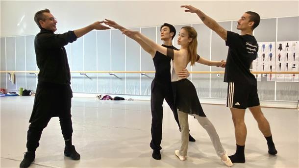 Traumhaftes Märchen-Ballett „Nussknacker“ knapp dem Albtraum entronnen Letzter Feinschliff im Ballettsaal in den Proben zur Premiere des "Nussknacker" am Stadttheater Bremerhaven: Choreograf Alfonso Palencia korrigiert noch die Haltung im Pas-de-trois von "Clara" Kiko Niguchi, dem "Nussknacker-Prinzen" Kuang-Yung Chao und "Magier Drosselmeier" Marco Marongiu.