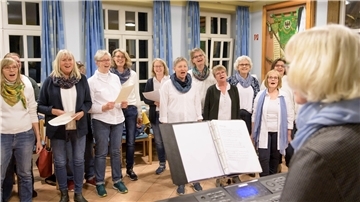 Chorprobe mit Leidenschaft: Ulrike Brickwedel (rechts) fördert und fordert die Damen des Chores „Zwischentöne“ auch an diesem Abend. Foto Masorat