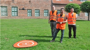 Chris Claussen (von links), Mike Byloos und Jörg Leskien mit der Vermessungsdrohne.