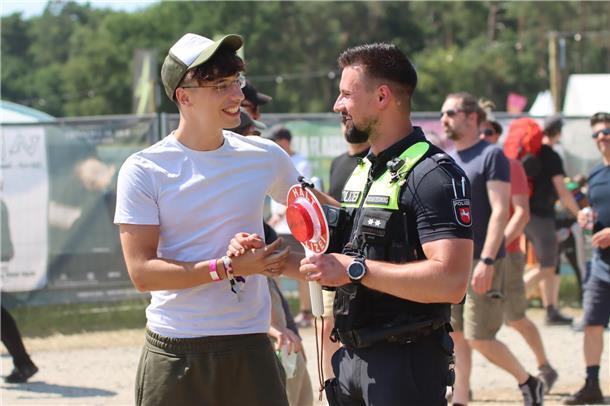 Chris-Phillip Boden von der Polizeiinspektion Rotenburg (rechts) ist beim Hurricane mit dem Social-Media-Team unterwegs.