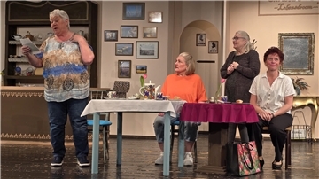 Vier Frauen auf einer Theaterbühne. Die Niederdeutsche Bühne Brake hatte mit der Komödie „Single, 66, söcht…“ Premiere.  