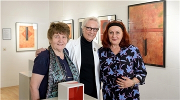 Christa Thomann (von links), Lissi Jacobsen und Grazyna Jaroslawski, hier vor den Arbeiten von Lissi Jacobsen, führen den Betrachtern die Bandbreite von Druckgrafiken vor.