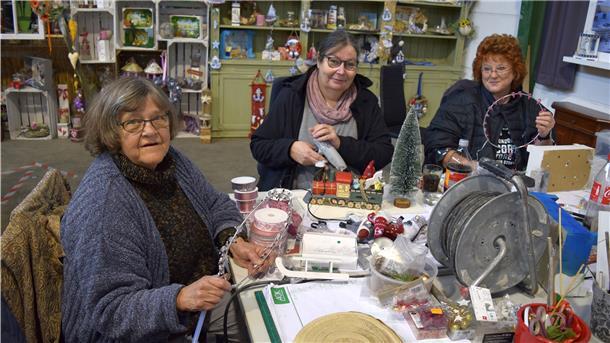 Hier entsteht das Eldorado für Hobby-Bastler in Bremerhaven Christel Hanske, Corinna Mosebach und Birgit Kalk (von links) haben derzeit noch alle Hände voll zu tun, um den Markt der Kreativen vorzubereiten.