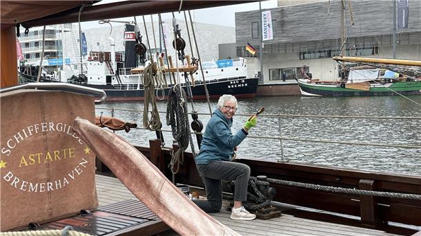 Eine Frau auf einem Boot.