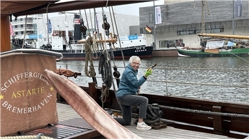 Eine Frau auf einem Boot.