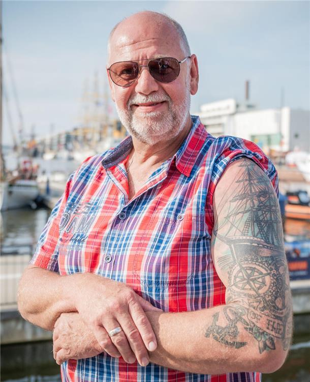 Christian aus Salzburg in Österreich macht im Norden Urlaub und segelt in seiner Freizeit, das zeigt auch sein 14 Jahre altes Tattoo mit Segelboot-Motiv.