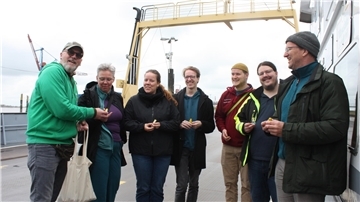 Christian Braunbald (rechts) mit seiner Familie aus den Niederlanden auf dem Weg zu einem Spaziergang freut sich über die Osterüberraschung von Axel Popanski (links).