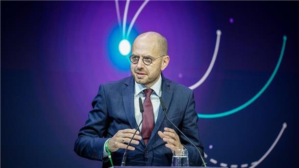 Rekordverlust bei Siemens Energy Christian Bruch, der Vorstandsvorsitzende von Siemens Energy, muss tiefrote Zahlen erklären.