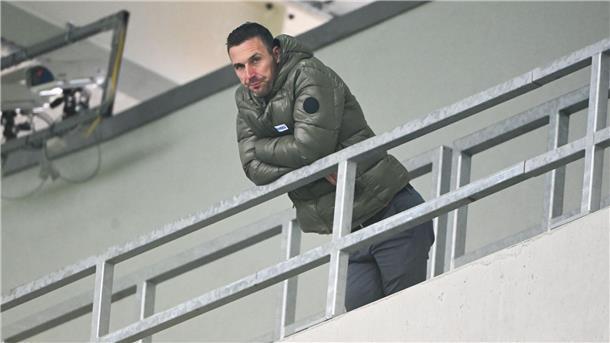 Christian Eichner durfte wegen einer Sperre nicht auf der KSC-Bank Platz nehmen.