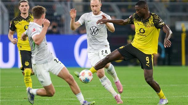 Bei Schlotterbeck-Comeback: Dortmund bezwingt Wolfsburg Christian Eriksen (M) gab sein Debüt für Wolfsburg.