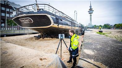 Christian Hillen, Vermessungsingenieur der Firma denkmal3D, scannt die „Seute Deern“ von allen Seiten. Aus diesen Daten entsteht mit Hilfe zusätzlicher Software ein fotorealistisches, digitales dreidimensionales Abbild des Segelschiffs.