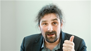 Christian Hummert, Forschungsdirektor der Agentur für Innovation in der Cybersicherheit, spricht während eines Interviews.